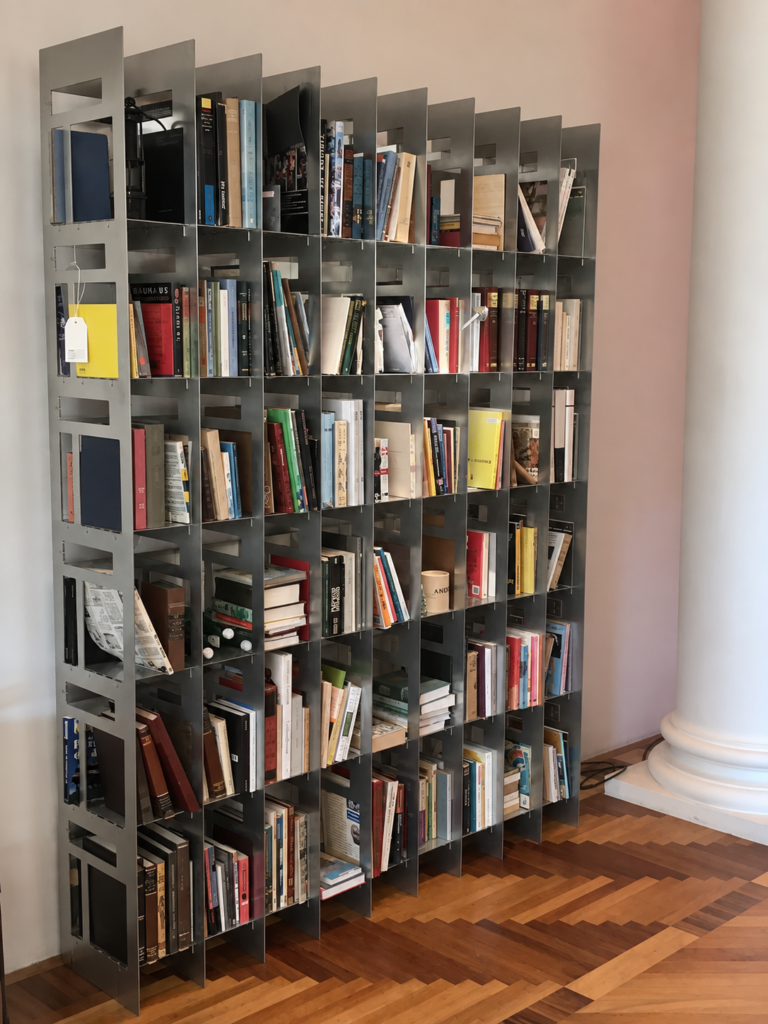 Industriële boekenkast in modern interieur