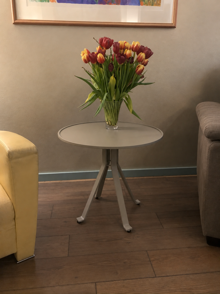 Stalen bijzettafel met tulpen